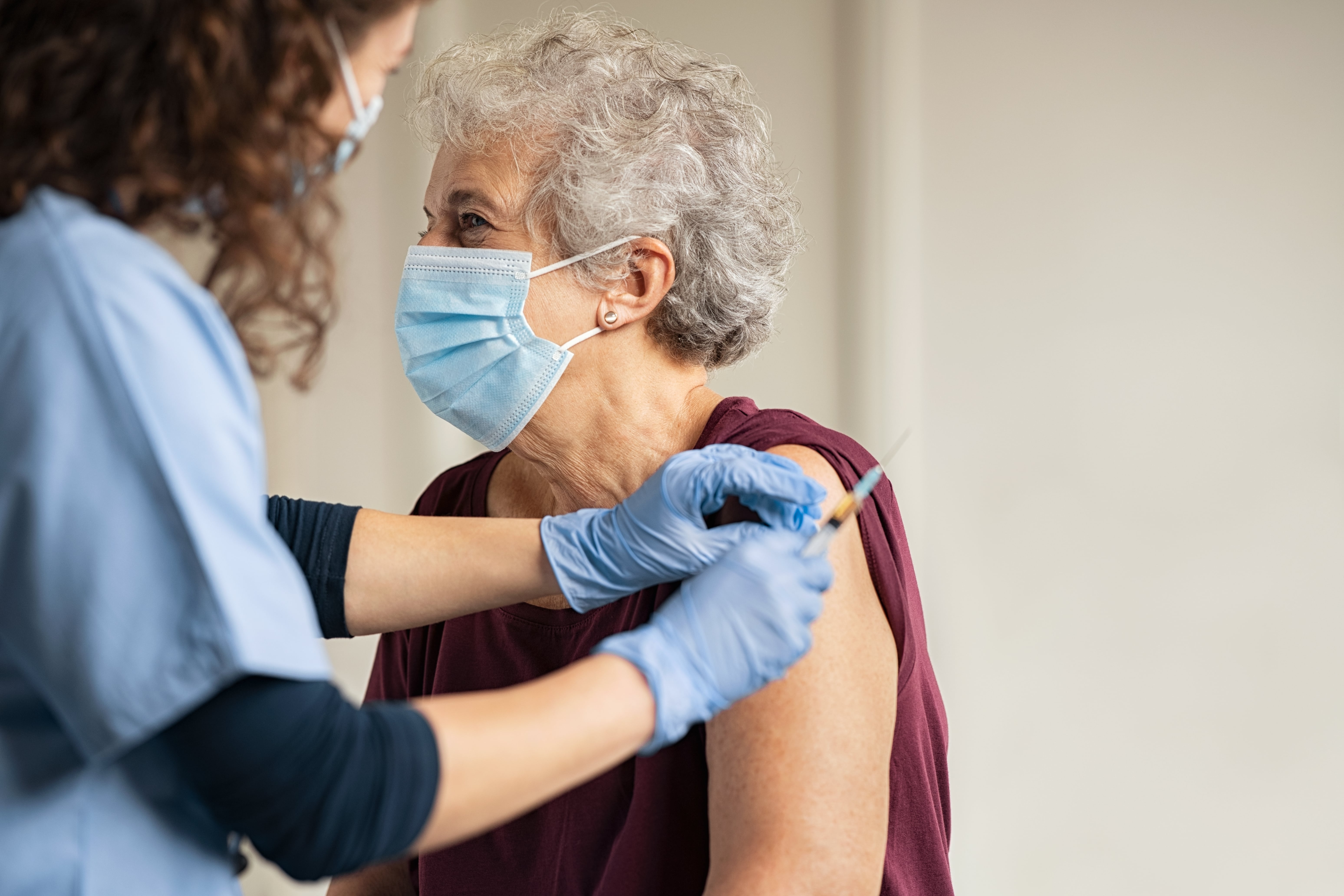 Una señora recibe la vacuna contra el COVID-19 / © Adobe
