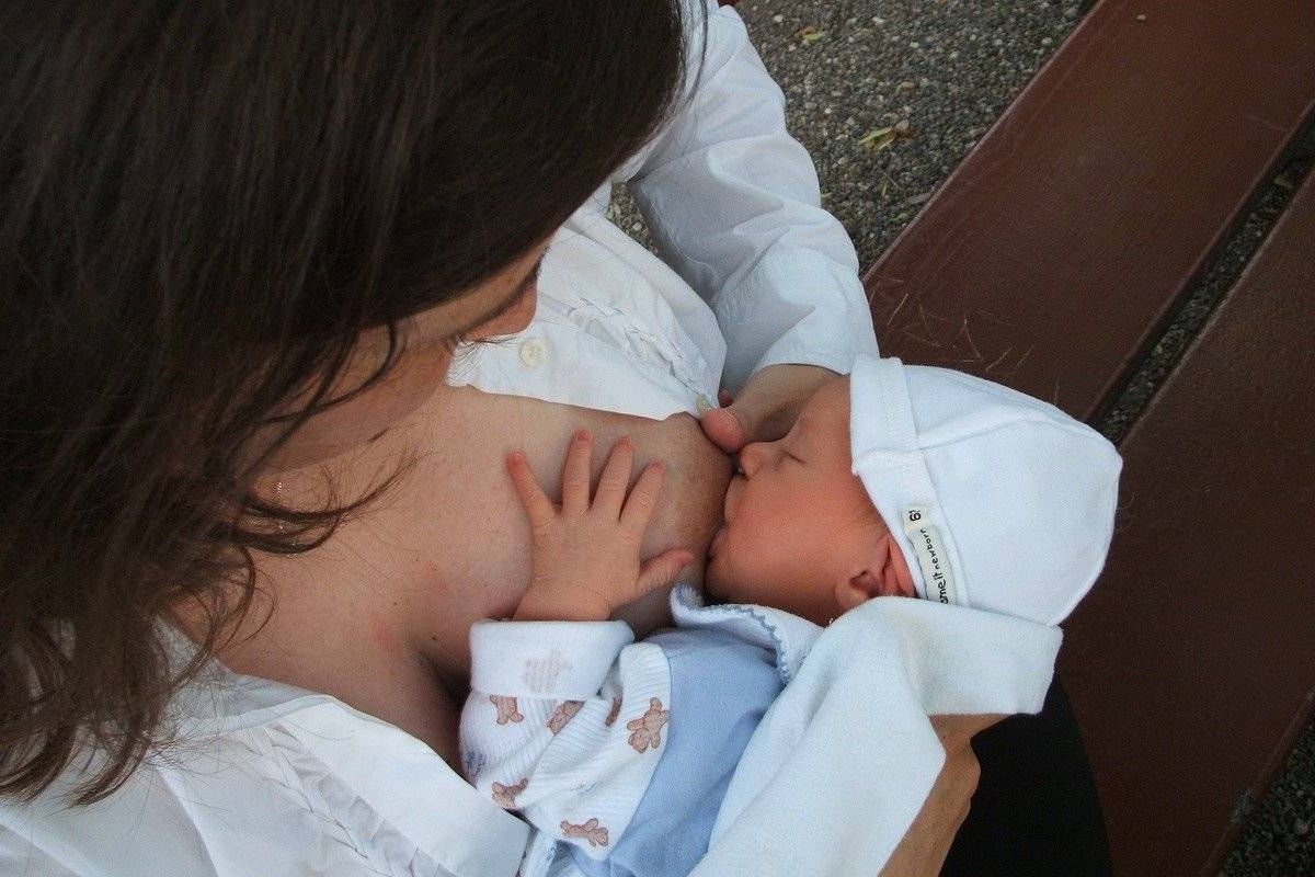 La lactancia materna es considerada el método de referencia para la alimentación y crianza del recién nacido.