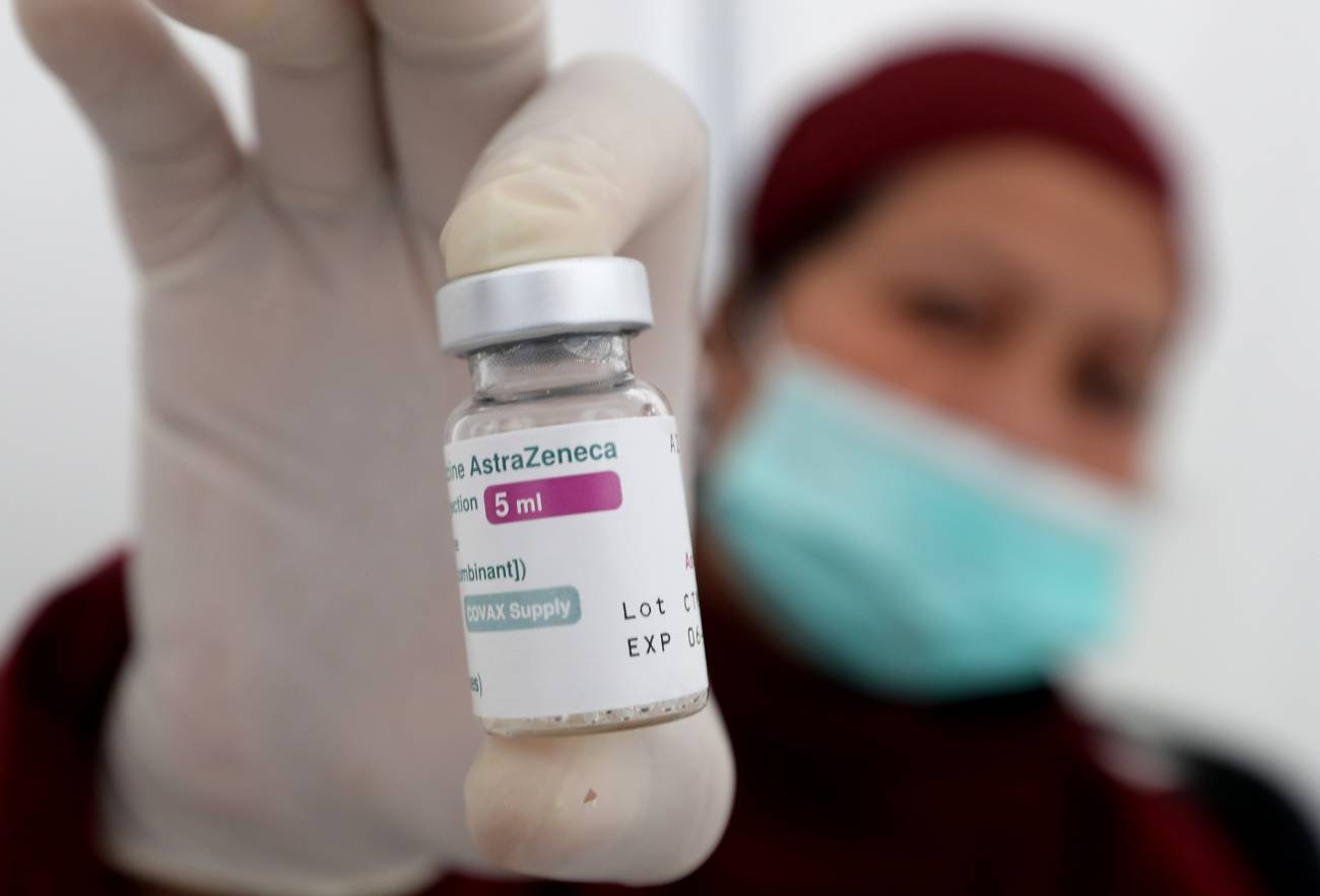 Sanitaria de Indonesia muestra un frasco de vacuna de AstraZeneca