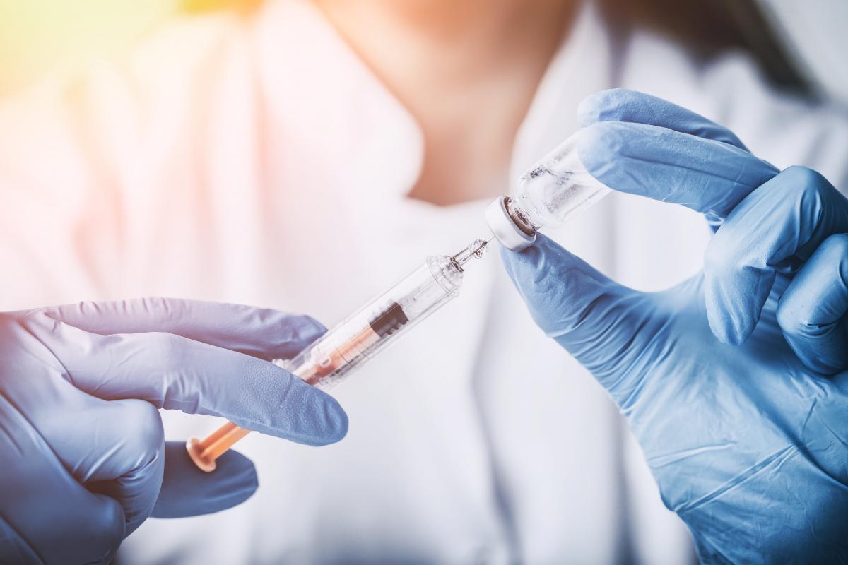 Las autoridades de Salud Pública determinan si una vacuna aprobada se incluye en un programa de vacunación / © Adobe